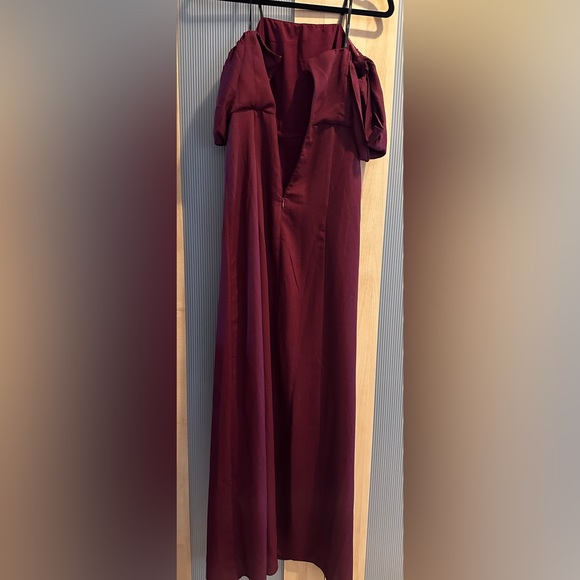 JOA Front Slit Off the Shoulder Maxi Dress In Maroon - Picture 5 of 9